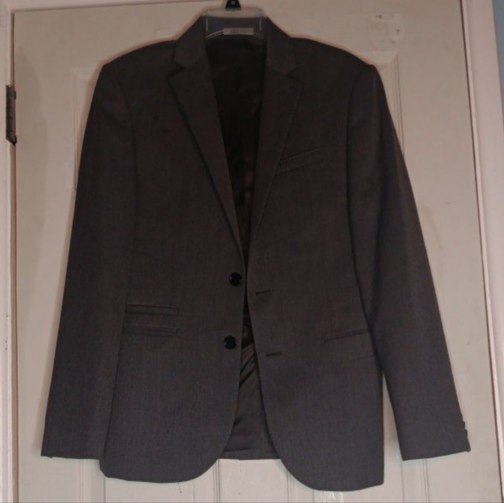 Express photographer Grey suit 36 court